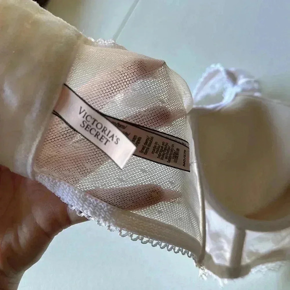 Victoria’s Secret - Picture 3 of 5